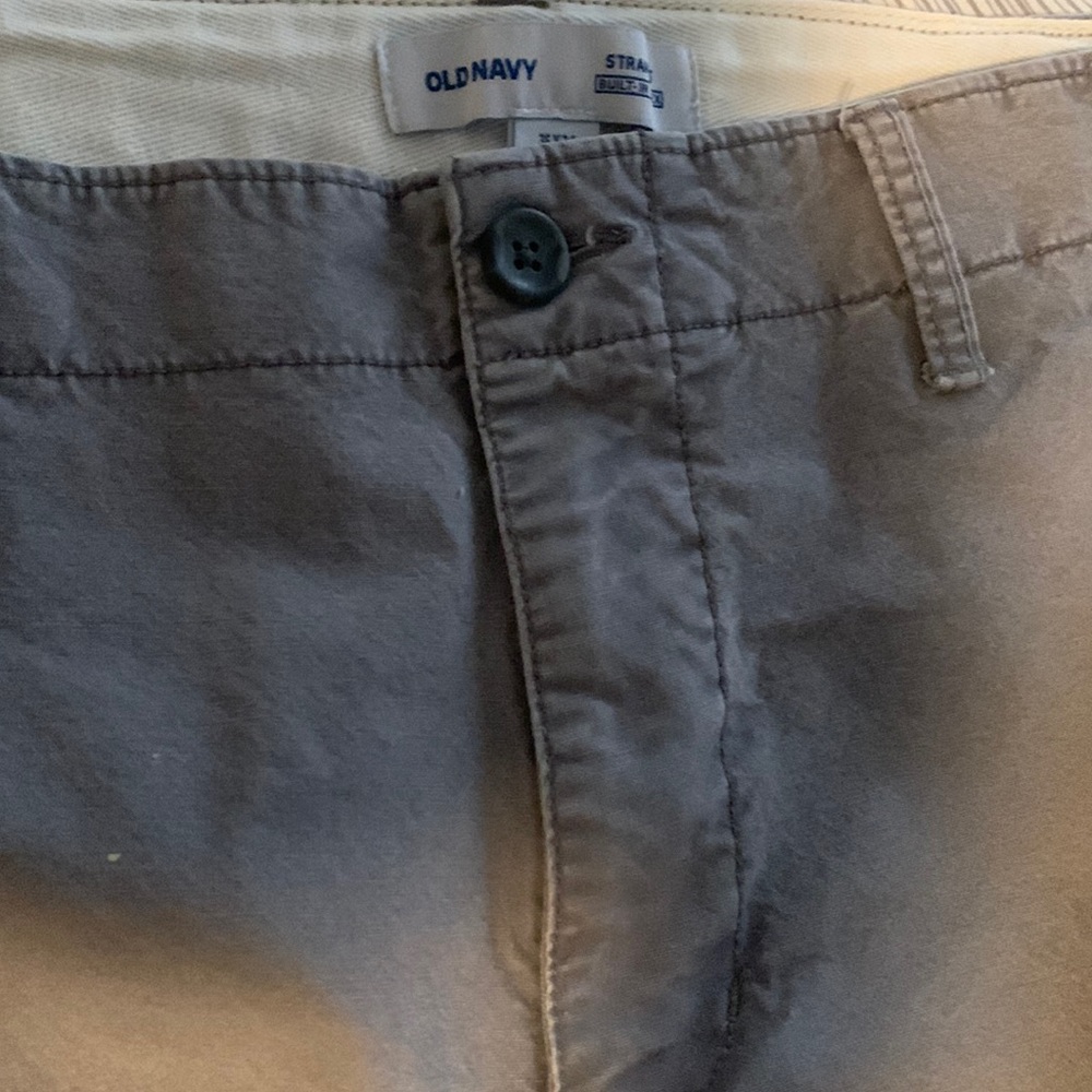Men’s Old Navy straight cargo in gray. 34 x 34. Lightly used no rips or stains
